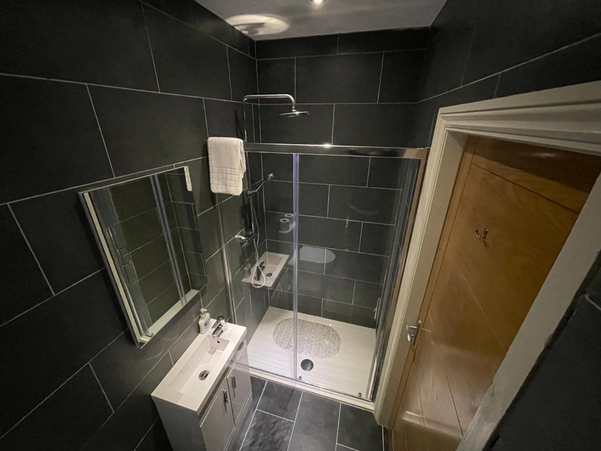 Y Griffin Hotel Penrhyndeudreath Luaran gambar